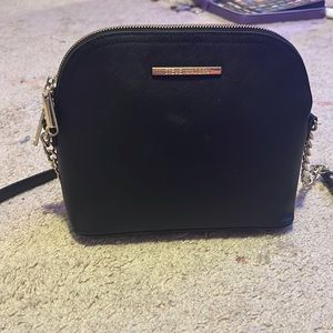 Hi I’m selling this Steve Madden purse it’s in good condition, In black.